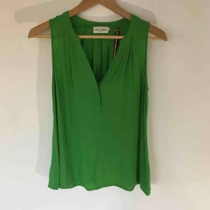  - ärtgrön, kortärmad blus. enkel, men i tunnt + bekvämt material och med fina detaljer. säljer massor (kmr mycket nytt i dagarna), mängdrabatt finnes! 