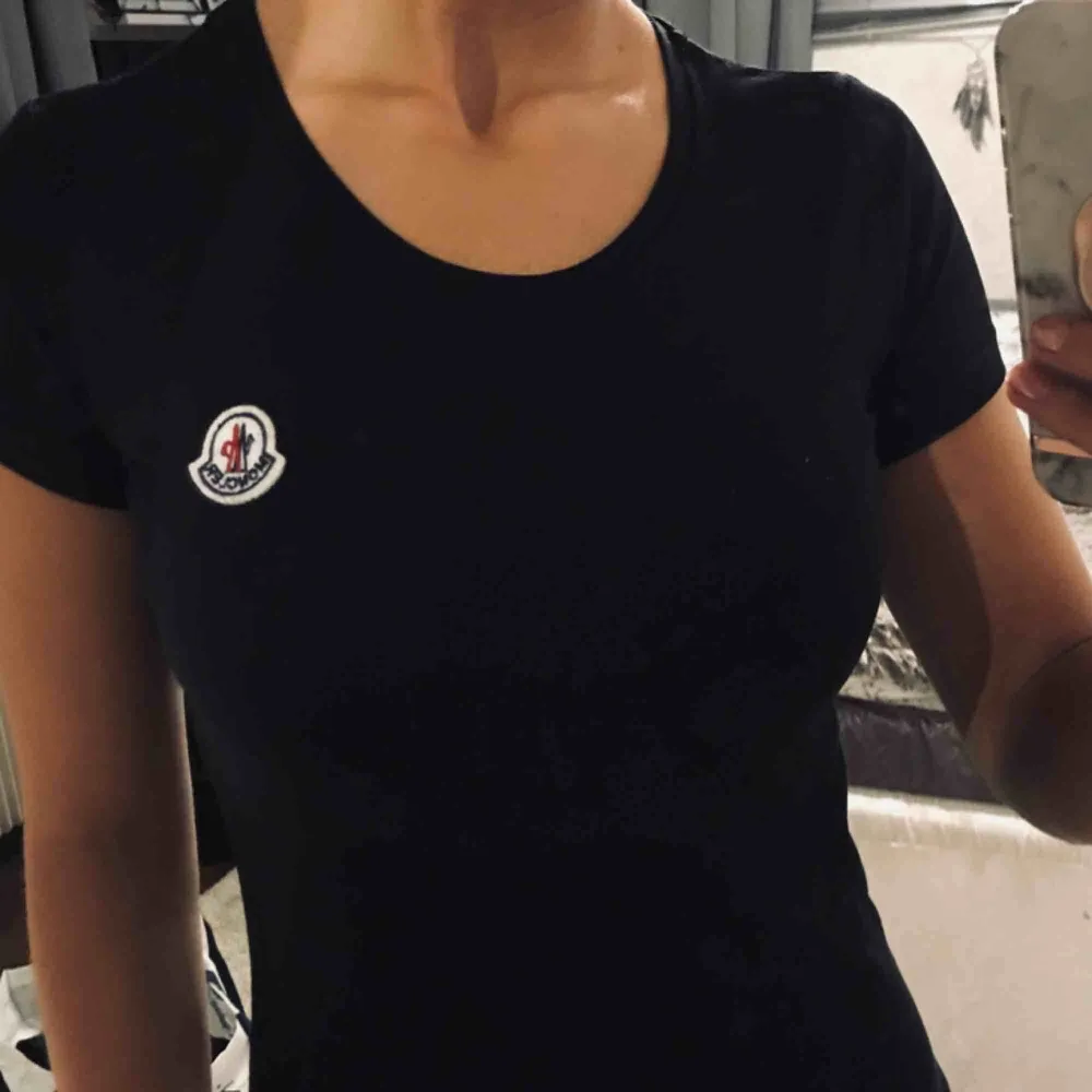 Denna moncler T-shirt  är köpt i London för ca 2 månader sedan, tyvärr är den för liten för mig. Tröjan är helt Svart basic T-shirt med Moncler loggan, prislappar finns kvar, nypris på denna är 110 euro, (1135kronor)!. T-shirts.