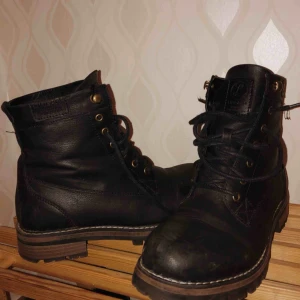  - Köpt från DinSko för 599. Använd inte så många gånger på grund av fel storlek. 