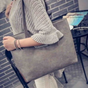  - Superfin helt ny grå väska. Praktisk med plats för laptop. 😍