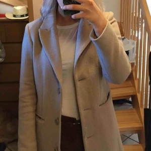  - Brun kappa,priset är med frakt eftersom frakt kostar runt 100 kr för en stor jacka men utan frakt runt 260!