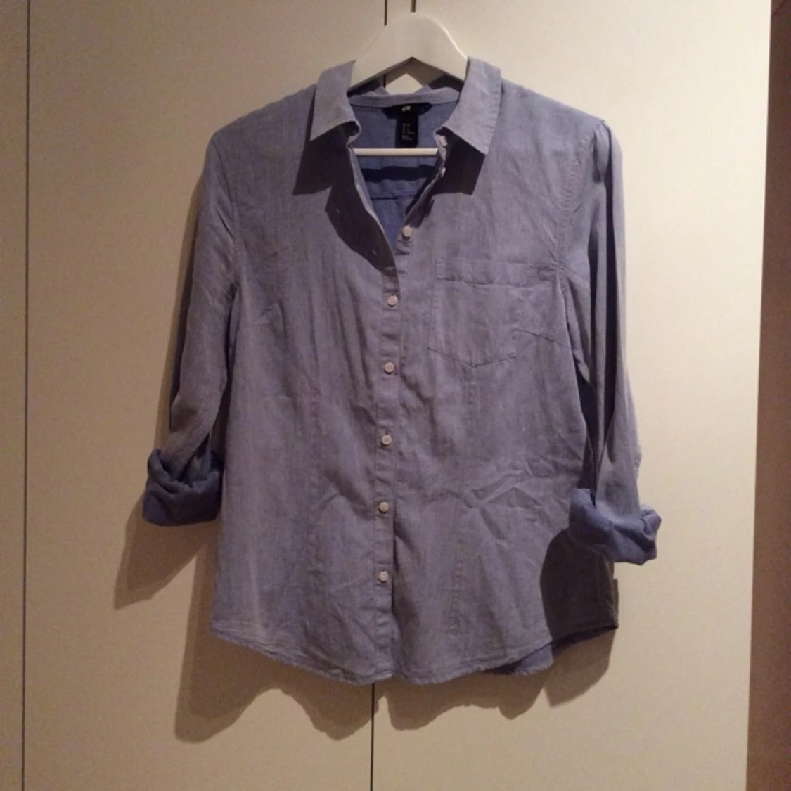 Ljusblå skjorta från h&m i fint skick. Tunt tyg i 100% bomull. - 1394644751
