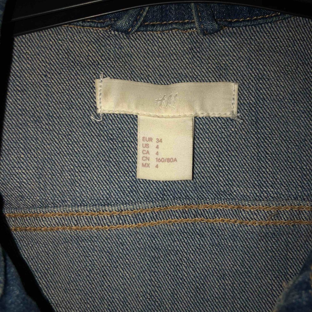 Jättefin jeans jacka från hm köpt i början av sommaren. Stretchigt material, tajt passform Köparen står för frakten. Jackor.