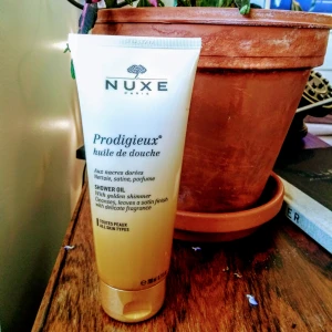  - Duschkräm från Nuxe, namnet är Nuxe Prodigieux. Öppnar, plasten kvar. Säljer på grund av platsbrist. Kostar c:a 100 kronor i butik.