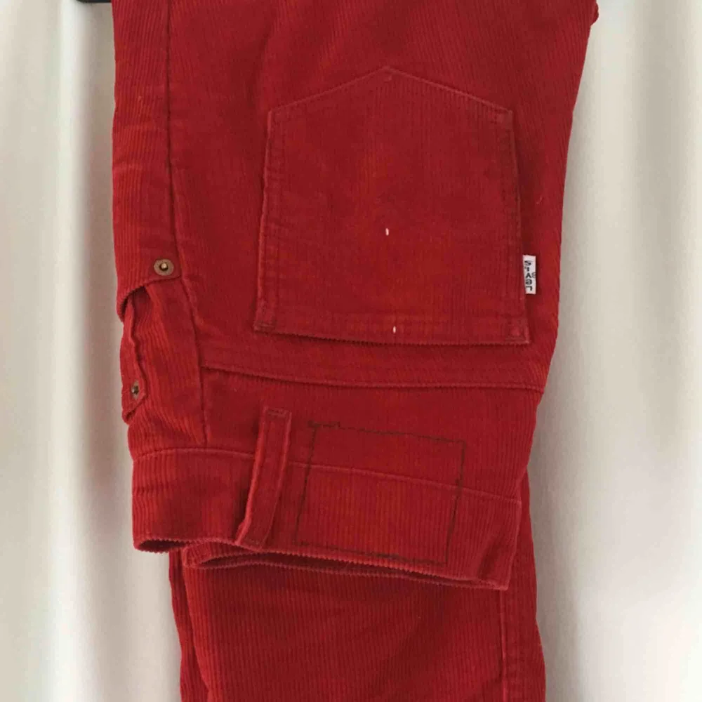 Jättefina röda manchesterbyxor från levis. Lappen där bak har tyvärr åkt av. Raka i modellen. Köparen står för frakt🥰🥰. Jeans & Byxor.