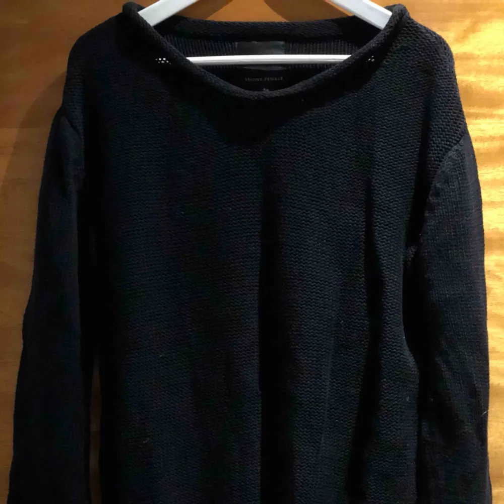 Second Female stickad tröja i storlek S. Knappt använd, inköpt för 800kr från Design Only.. Stickat.