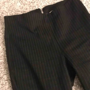  - Säljer dessa randiga kostymbyxor i strl 36, 200kr💖💖