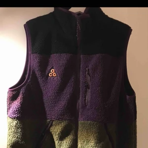  - Väst från Nike ACG i storlek L, slutsåld överallt.   I nyskick, endast använd två gånger.   Kan gå ned i pris vid snabb affär.   Finns för avhämtning i Stockholm.