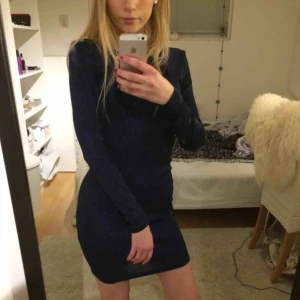  - Mörkblå glittrig klänning från h&m. Urrigning i ryggen och lite genomskinligt tyg. Säljs pga att jag aldrig använder den. Bra passform. Frakt ingår i priset.