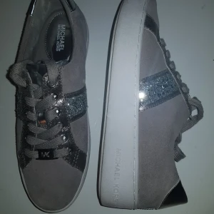  - Äkta sneakers från Michael Kors. Kan leta efter kvitto om det behövs. Väldigt fint skick