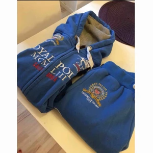 Ralph Lauren sett. Step s.  - Mycket fin set från Ralph lauren  Har ingen aning ifall den är äkta.. kan skickas men då står köparen för frakt. priset kan diskuteras vid snabb affär! 