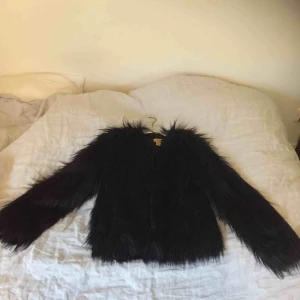  - Oanvänd pälsjacka 