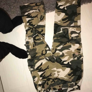  - Säljer ett par kamouflage färgade byxor.    