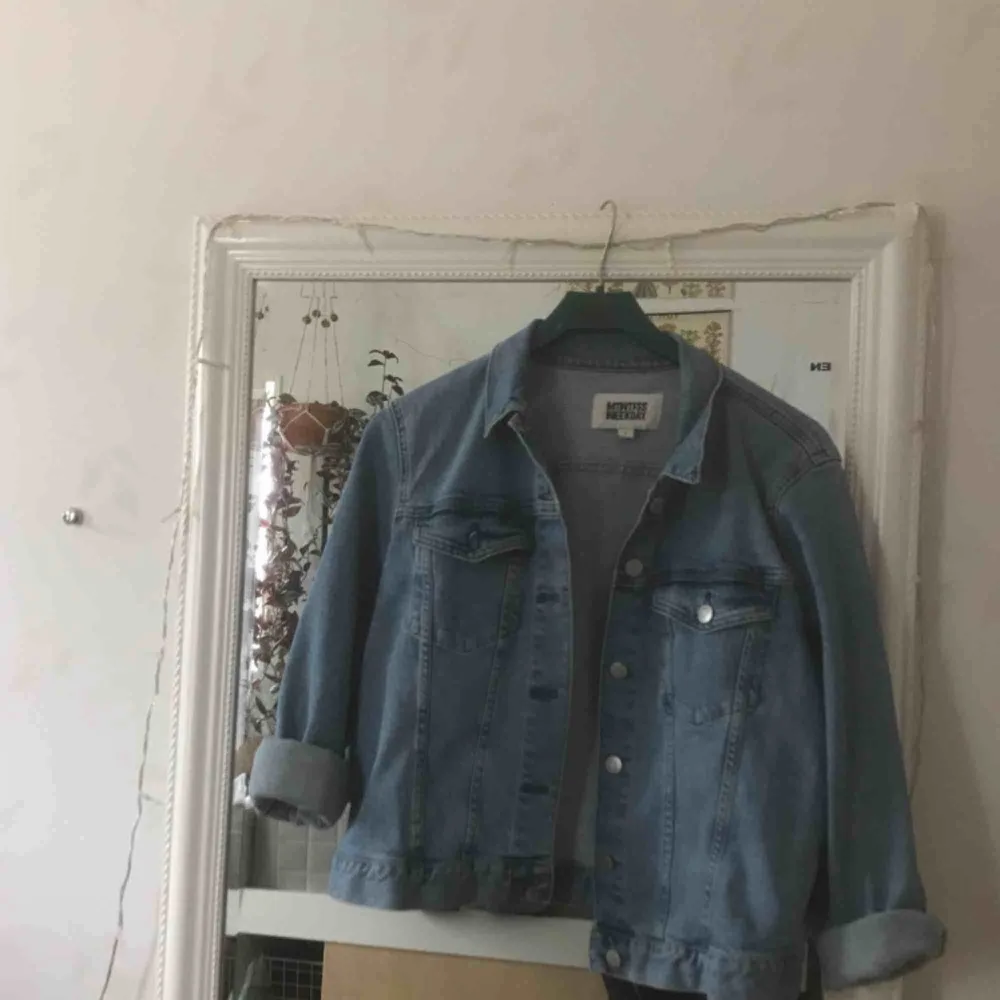 Snygg jeansjacka från Weekday (aldrig använd!) nypris 500kr, säljer för får inte plats i garderoben:( storlek L och sitter lite oversize på mig som är en XS-S . Jackor.