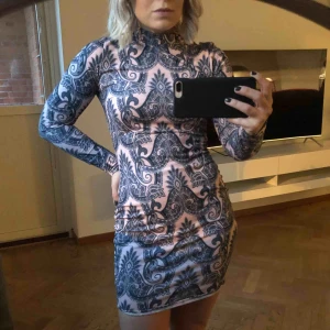  - Klänning från NLY TREND, strl XS, använd en gång! Jättefin i skick o i färgerna! 75kr (frakt på 39kr tillkommer ✉️🕊) 