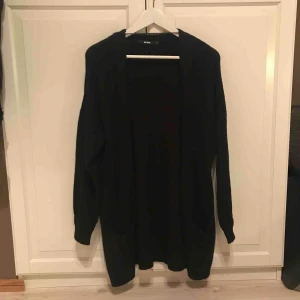  - Lång stickad kofta från Bik Bok i storlek S. Fickor på framsidan, inga knappar. Endast använd ett fåtal gånger. Perfekt varm och härlig under vintern! 