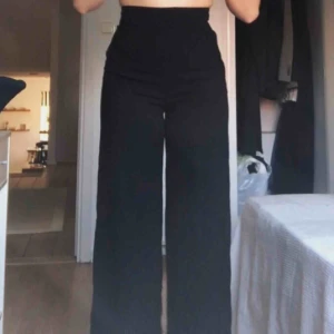  - Fina kostymbyxor, passar både S och M. Betalas med swish, köparen står för frakt 😊