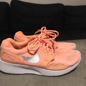  - Skor från Nike. Lite smutsiga, har ej testat tvätta dem dock så kanske går bort. Men i övrigt i bra skick och sköna