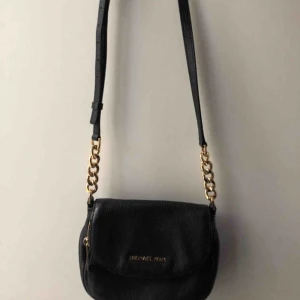  - Svart crossbodybag från Michael Kors med guldiga detaljer. Äkthetsintyg finns, skicka meddelanden för fler bilder m.m:)