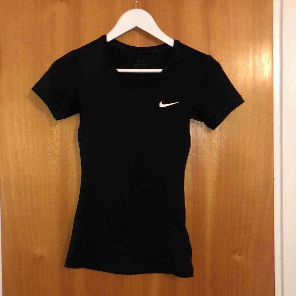 Nike PRO träningströja. Aldrig använd då den tyvärr är för liten. Dri-Fit. Köparen står för frakt. T-shirts.