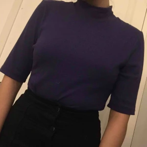  - Bekväm body i färgen lila. 