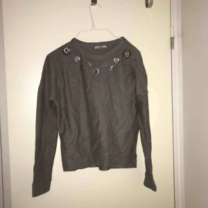  - En superfin tröja med lite glitter på och detaljer upp till.