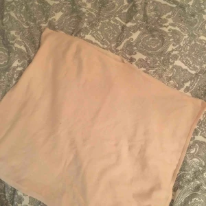  - Sjukt charmig och snygg poncho som är så snyg om man matchar rätt, jätte mjuk i materialet och har så fin färg. Aldrig använt, och ny 