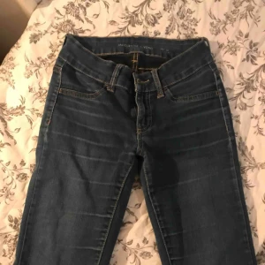  - Byxor/jeans (vet ej vilket märke). Använda en del men bra skick! Skriv om du vill se fler bilder!