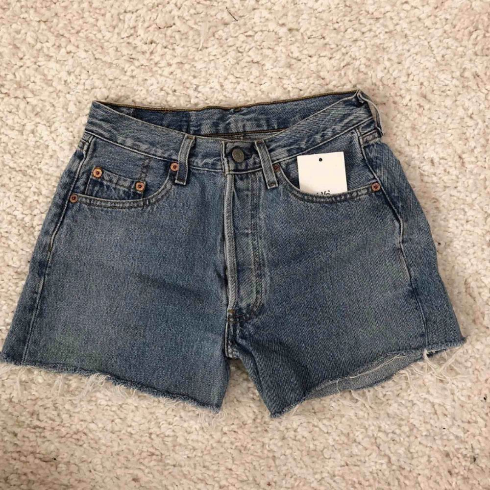 Oanvända Levis jeansshorts med prislapp kvar! . Shorts.