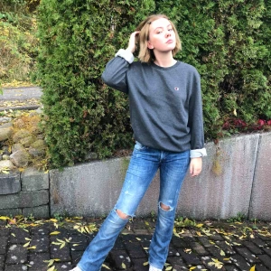  - Sååå snygga bootcut jeans med slitningar på knäna🙏🏻🙏🏻 passar så sjukt bra nu på hösten! 