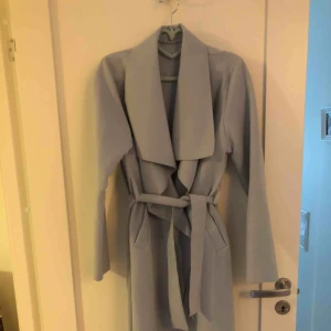  - Fin baby blå mjuk kappa; aldrig använt, passar S och M (kanske även mindre L)