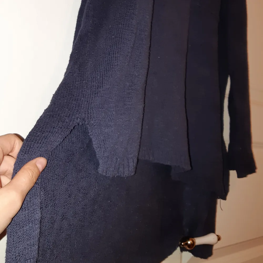 Oversize tunn stickad tröja från Monki! Den är mörkblå. Tröjor & Koftor.