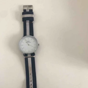  - Daniel Wellington klocka, helt ok kvalité, missfärgningar som syns på bild två. Batteriet behöver bytas.