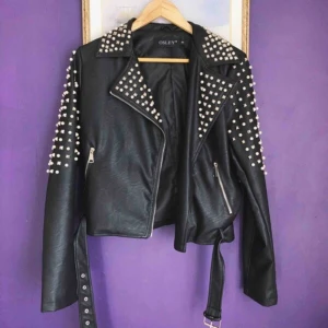  - Faux skinnjacka med pärlor och metalldetaljer. Använd endast 3 gånger. Köpt från Chiquelle ca 1,5 år sedan. Väldigt bekväm, men inte min stil längre.  Inköpspris: 499 kr Storlek: 40, passar S-M.