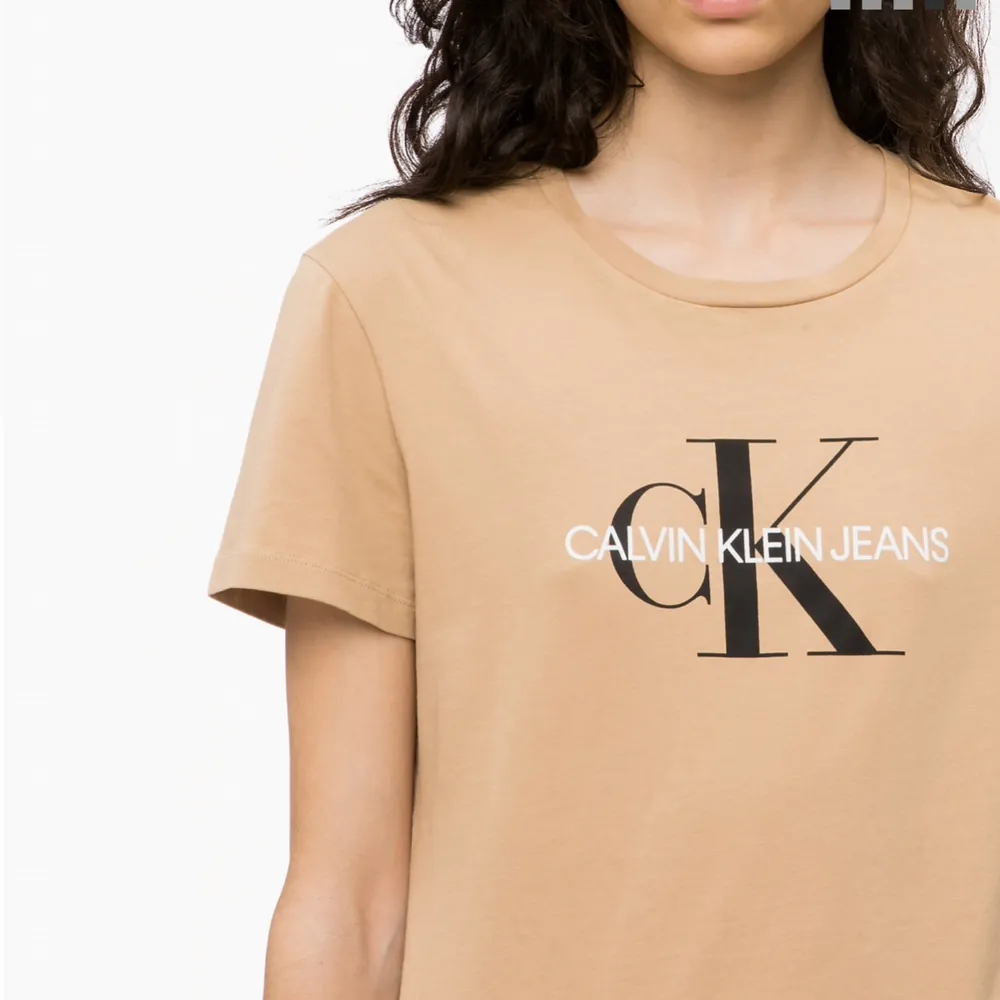 Säljer min Calvin Klein t shirt då jag inte använder den:/ Använd fåtal gånger, Färg: Beige. Kan mötas upp i Karlskrona eller fraktas då köparen står för frakten. (Swish). T-shirts.
