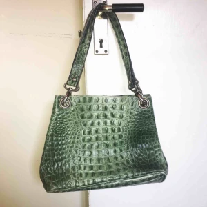  - Asfet handväska 🐊🐊🐊  Köpt på humana, oklart märke!  Möts i Hornstull annars betalar köparen frakt :)