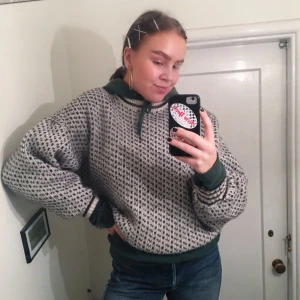  - RIKTIGT RIKTIGT snygg stickad tröja, verkligen bra kvalitet, riktiga grejer detta!! 