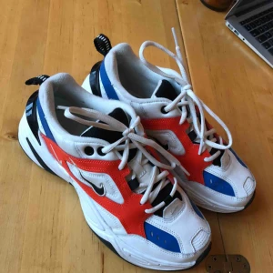  - Nike techno röd/blå. Sålde slut direkt och finns inte att köpa längre! Säljer pga använder inte :( använda ca 4-5 ggr. Alltså i mycket gott skick 