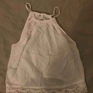  - En vit lite genomskinlig top med spets material i slutet. Använd 1 gång Frakt 40kr 