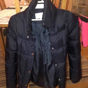  - Blå jacka från vila. Pälskrage fattas. Frakt tillkommer. Fint skick!!