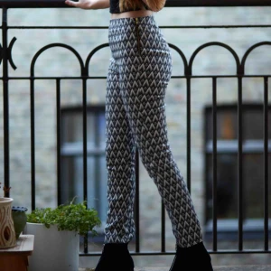  - Super fräcka byxor med mönster. Ankellånga med hög midja och dragkedja på sidan. Det är dessutom super bekväma. Kan bli dina idag!😍  Är tyvärr för stora för mig😫 Frakten kostar: 30kr 