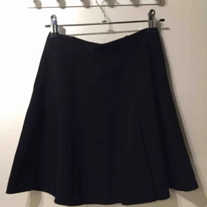  - Kjol från pull and bear Storlek S Polyester och bomull