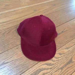  - Röd manchesterkeps , justerbar. Frakt tillkommer