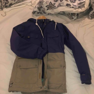  - Säljer en snowboard/skidjacka ifrån Nitro💖 jackan är använd bara ett par fåtal gånger✨ Finns i Falun om man vill mötas upp men kan även skickas mot fraktkostnad 💫