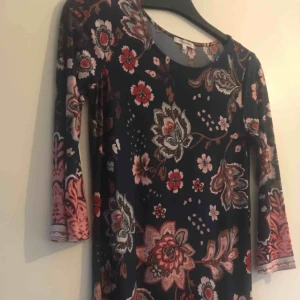  - Fin blommig klänning köpt från Whoops. Använd fåtal gånger och är i väldigt fint skick!  Köparen står för frakten. 