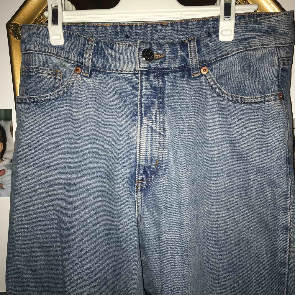 Monki jeans mom fit. Ljusblå retro tvätt med hög midja. Fint skick men passar inte längre.. Jeans & Byxor.