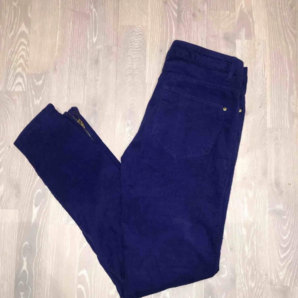 Mörkblå manchesterbyxor från H&M! Dragkedja längst ner vid fötterna. Storlek 36, fint skick! Har en lila ton i på bilden men är mer kornblå i verkligheten. Köparen står för frakten 💫. Jeans & Byxor.