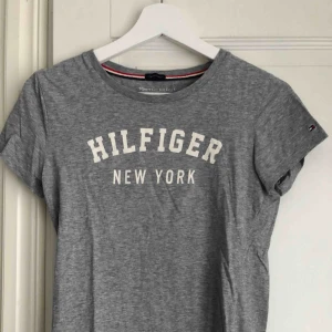  - En snygg grå t-shirt