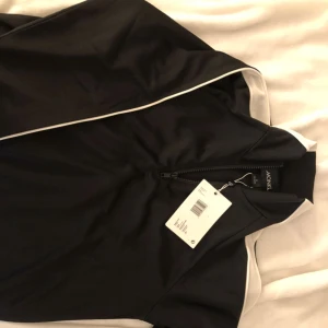  - Helt ny track tröja från monki