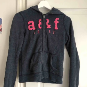  - En mörkgrå skön tjocktröja. Notera att den är i barnstorlek 